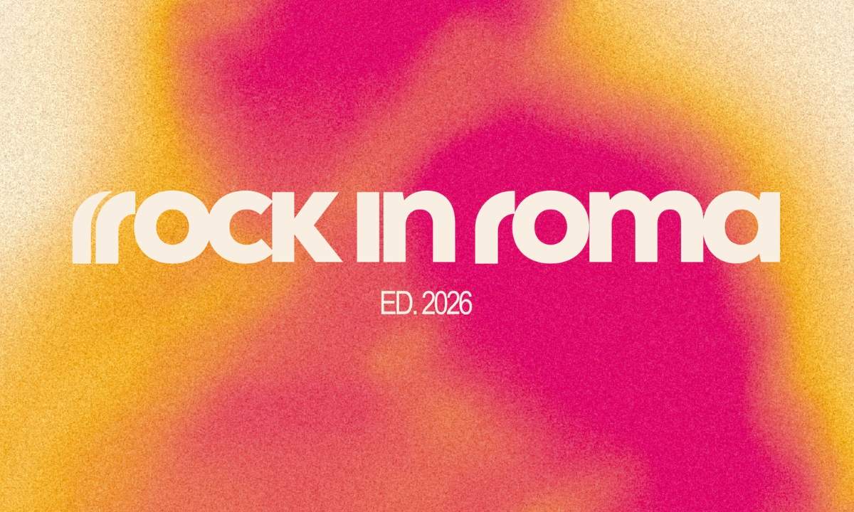 Rock in Roma Edizione. 2026 bianco su sfondo artistico granulato con sfumature calde gialle e rosa